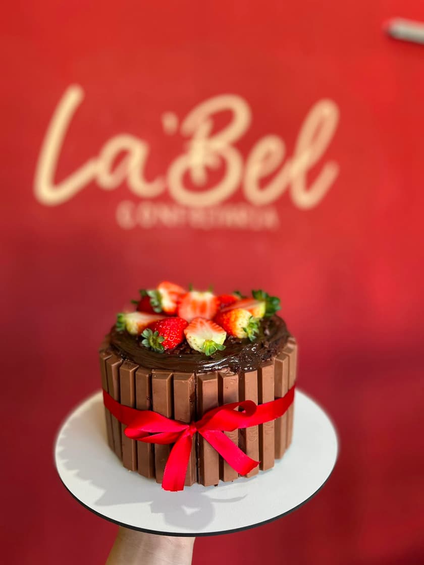 Bolo de chocolate decorado com KitKat
