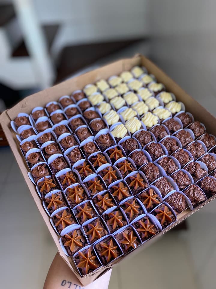 Cento de mini brownies recheados