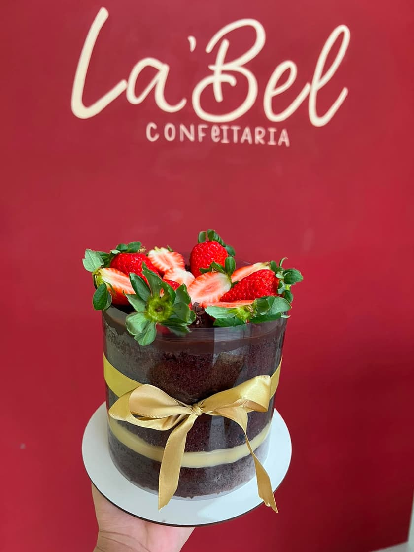 Naked cake feito com camadas de brownie