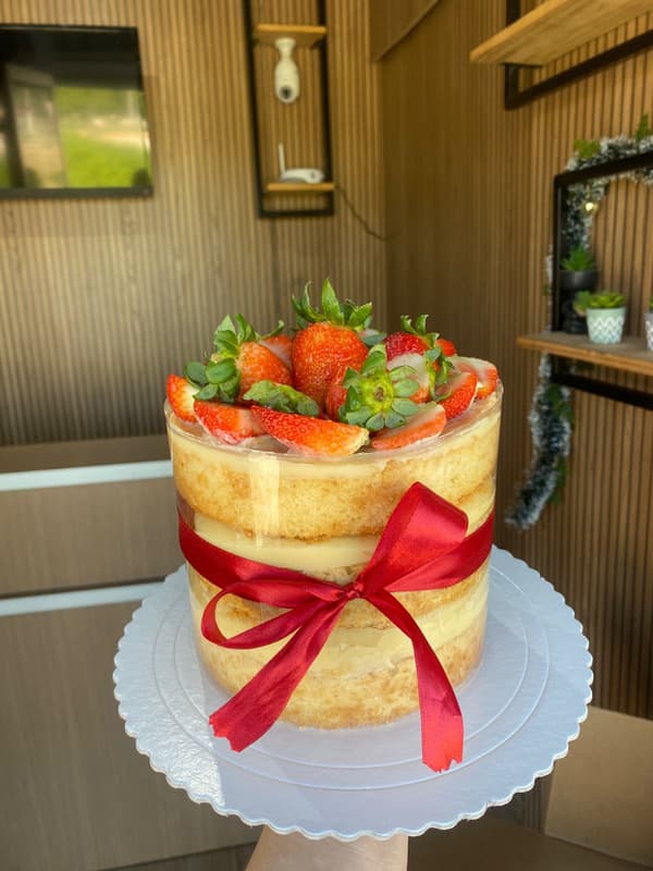 Naked cake decorado com frutas