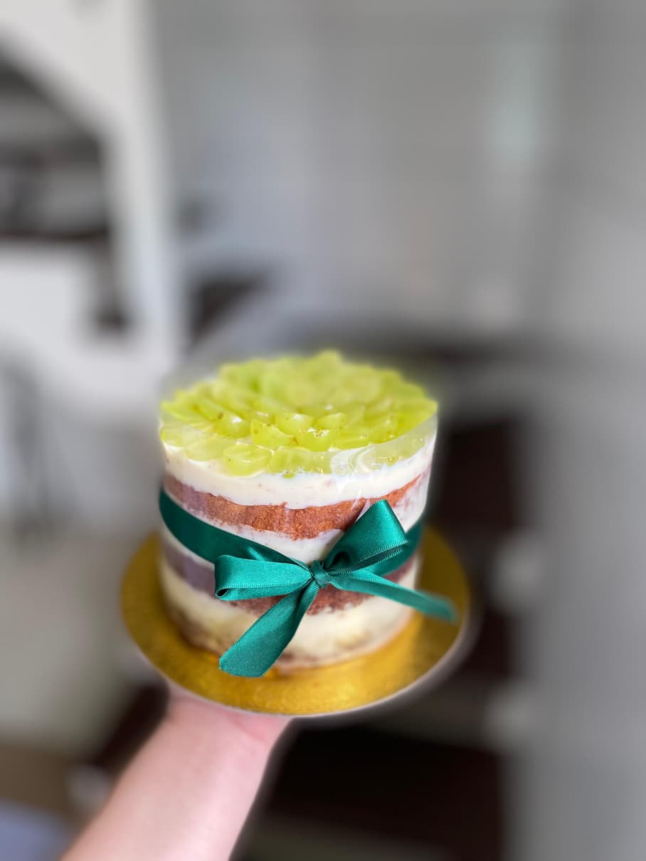 Naked cake de cupuaçu com uvas