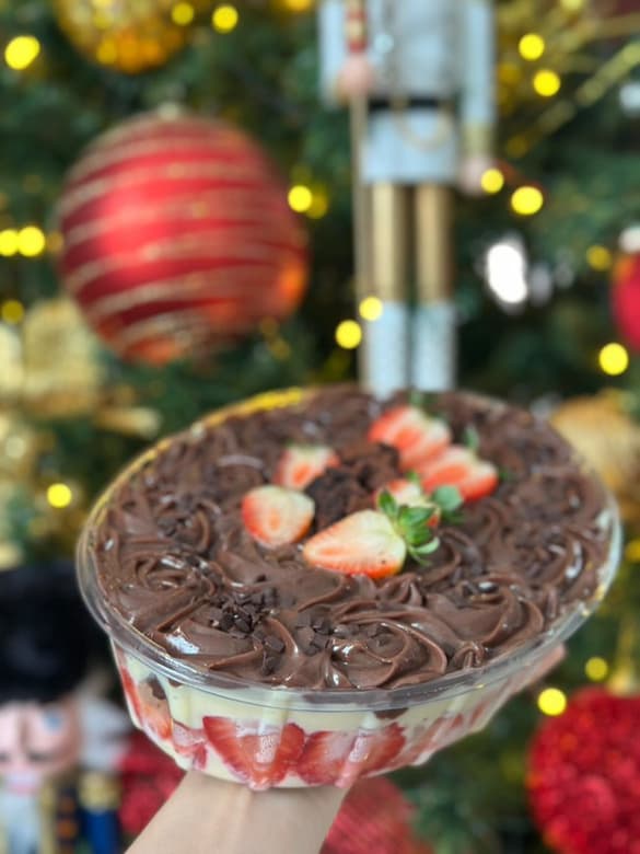 Sobremesa de chocolate servida na travessa